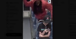 VEJA momento em que afro-americano esfaqueia refugiada ucraniana