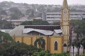 Vendaval e forte chuva destelham, alagam e deixam cidades sem luz