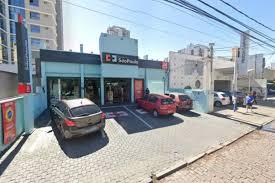 Vítima reage e esfaqueia ladrão em farmácia
