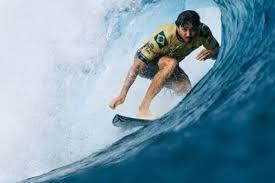 Yago Dora reina soberano em Fiji e é campeão mundial de surfe