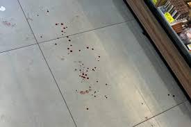 Após discussão por ciúme, homem é esfaqueado dentro de mercado