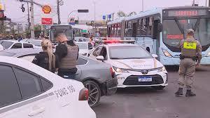 Ataque mata 2 e causa acidente com 6 carros em Porto Alegre