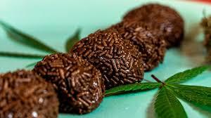 Bebê vai para o hospital após comer brigadeiro de maconha da mãe