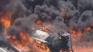 Caminhão-tanque capota, explode e pega fogo na Dutra; VÍDEO