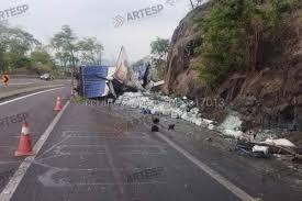 Caminhoneiro fica preso nas ferragens após carreta tombar