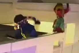 Fofão da Carreta Furacão despenca de telhado e vídeo viraliza