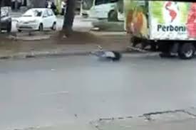 Homem se pendura em caminhão, cai e é arrastado; VÍDEO