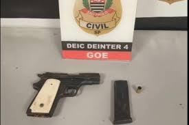 Jovem corre ao avistar viaturas, joga pistola e é preso em Bauru