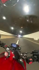 Motociclista mostra por que o RJ 'não é para amadores'; VÍDEO