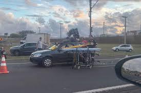 Motociclista vai parar no teto de carro após colisão em Bauru