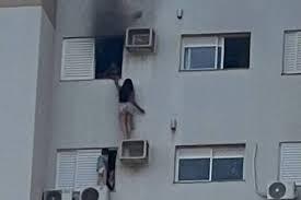 Mulher se pendura em ar-condicionado para escapar de incêndio