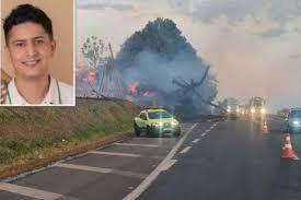 Músico morre após árvore cair sobre carro na volta da lua de mel