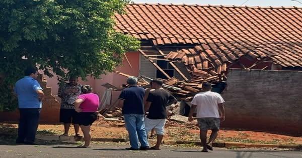 Ônibus escolar colide com muro de residência e derruba telhado de garagem
