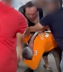 Pai espanca professor após filha ser repreendida por usar celular