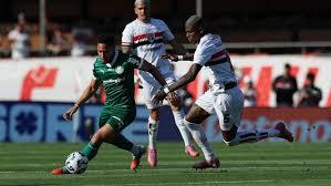 Palmeiras bate São Paulo de virada com arbitragem polêmica