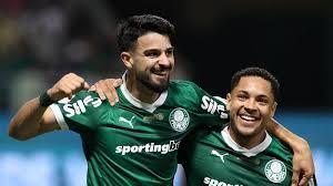 Palmeiras bate Vasco com gols de Flaco e Roque e dorme vice