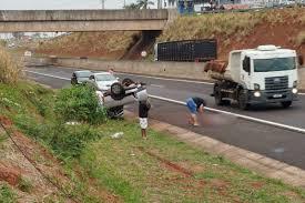 Picape capota em rodovia de Bauru e condutor sofre ferimentos
