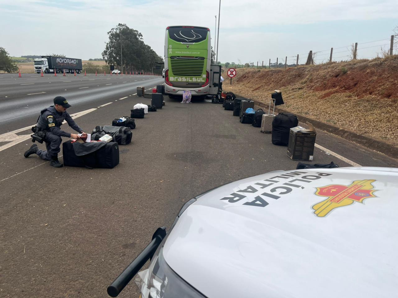 Polícia Rodoviária intercepta ônibus com “muamba” paraguaia na SP-225Polícia Rodoviária intercepta ônibus com “muamba” paraguaia na SP-225