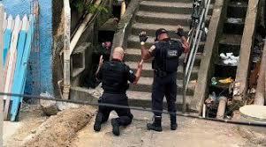 Policiais rezam durante tiroteio em megaoperação no Rio; VÍDEO