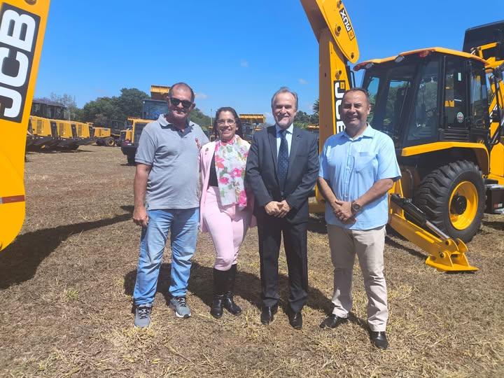 Prefeita de Pirajuí participa do Agro Show, em Campinas, e ganha retroescavadeira