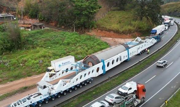 Quatro motoristas, desvio de cabine de pedágio, 296 pneus: veja a logística da megacarreta que circula na Fernão Dias