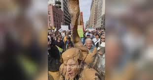 Trump posta vídeo em que joga fezes em manifestantes; VÍDEO