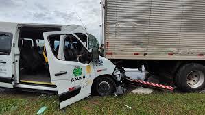 Uma pessoa morre em acidente com van da Saúde de Bauru em rodovia
