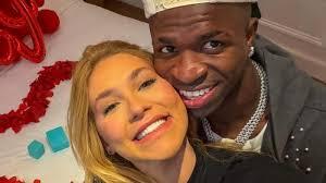 Virginia Fonseca e Vini Jr. assumem namoro com post romântico