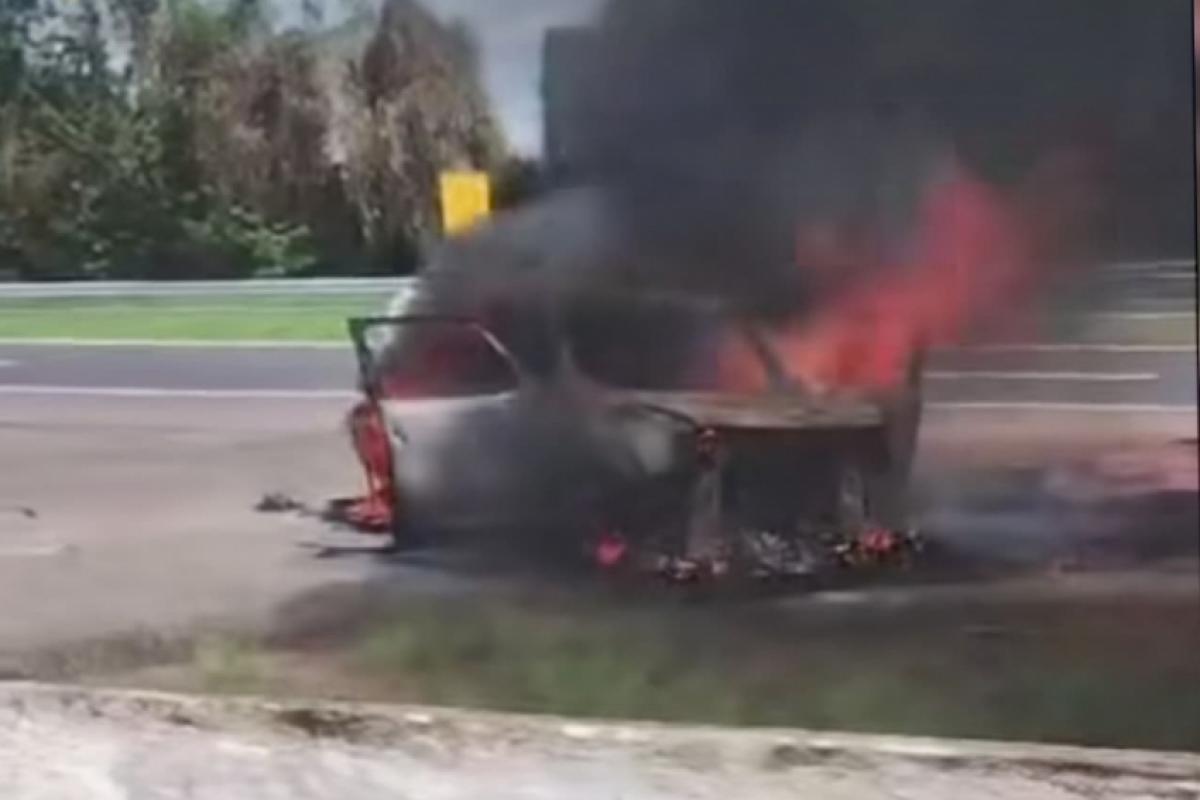 Carro é consumido pelo fogo em rodovia de Bauru