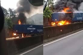 Dois morrem em batida de caminhões, e Anchieta é interditada