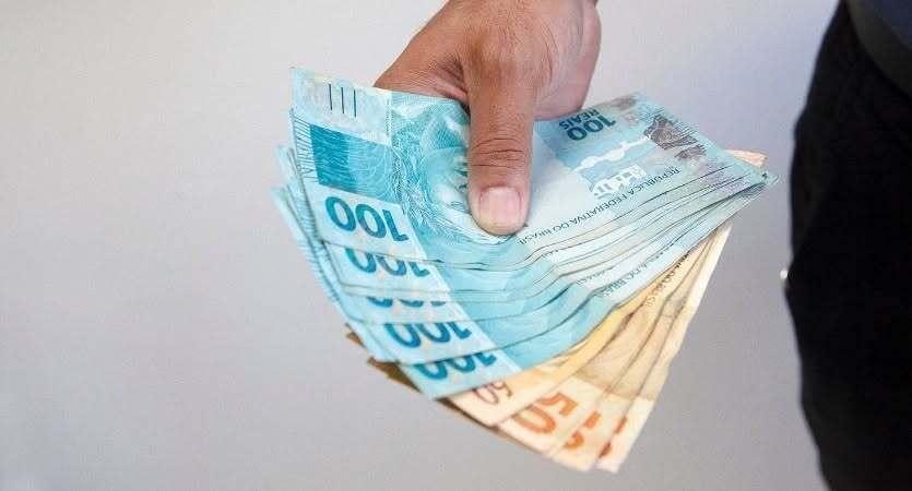 Prefeita de Pirajuí aceita indicação de vereador e faz PL que cria abono de final de ano para os servidores municipais.