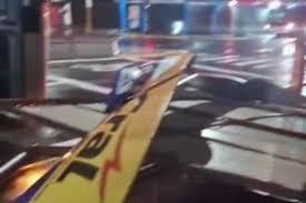 Acidente derruba ponto de ônibus sobre mulher em Bauru; VÍDEO