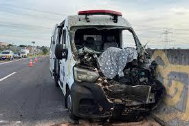 Ambulância atropela cavalo: 1 adulto e 2 crianças ficam feridos