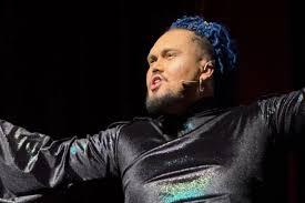 Ator morre no palco durante estreia de espetáculo; VÍDEO