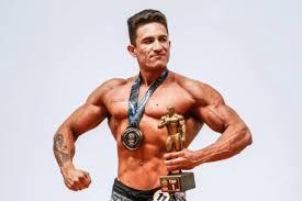 Bactéria 'devoradora de carne' mata fisiculturista de 28 anos