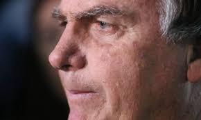 Bolsonaro passa por nova cirurgia após voltar a ter soluços