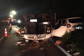 Caminhão perde freio e tomba sobre carro na Marechal Rondon