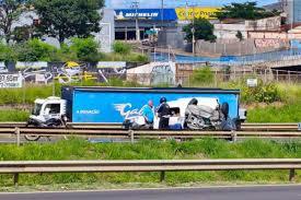 Carro capota e ocupante é socorrido em rodovia de Bauru