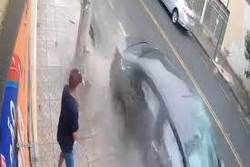Carro desgovernado atinge poste e quase atropela pedestre
