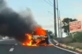 Carro é consumido pelo fogo em avenida de Bauru