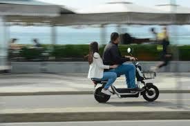 Ciclomotores elétricos exigirão placa e CNH a partir desta quinta