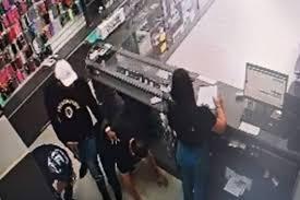 Dono de loja reage a assalto e mata suspeito e cliente a tiros