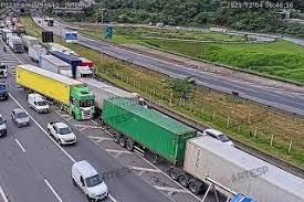Engavetamento com cinco carretas interdita faixas do Rodoanel