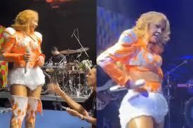 Fã assedia Joelma durante show e cantora reage: Absurdo!; VÍDEO