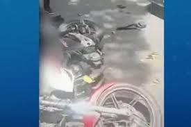 Galho de árvore atinge e fere motociclista gravemente; VÍDEO