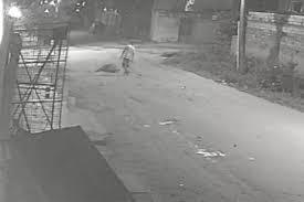 Homem chuta idoso pelas costas e vítima morre