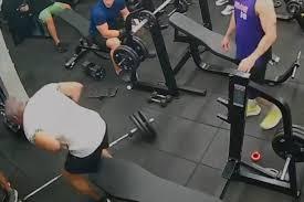 Homem morre depois de ser atingido por barra de supino; VÍDEO