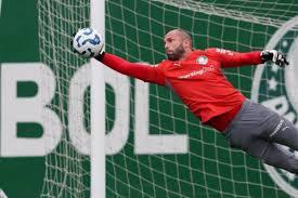 Lomba ganha presente de aniversário e renova até o fim de 2026