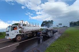 Perua kombi pega fogo em rodovia e Defesa Civil controla incêndio