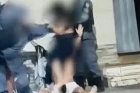 PM dá 'voadora' no peito de mulher durante abordagem; VÍDEO